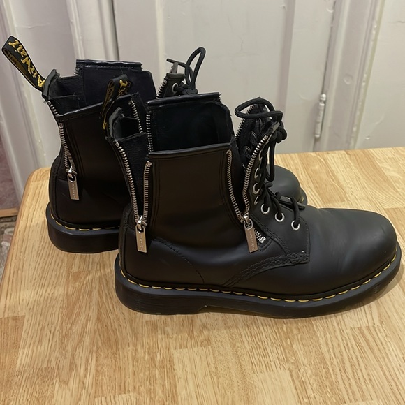 DOC MARTENS:Airwait leather Zip Unisex black boots.Size 9 Men ,Size 10 Ladies - Picture 3 of 7
